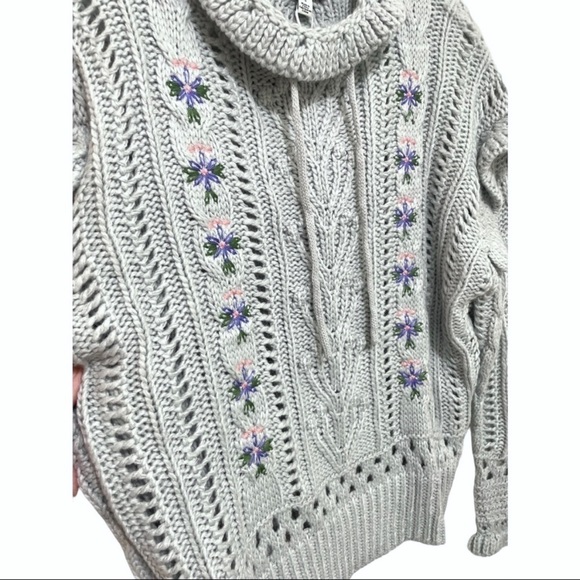 Gorgeous NWT Stellah Crochet Knit Embroidered Sweater, Size Small - Picture 5 of 8